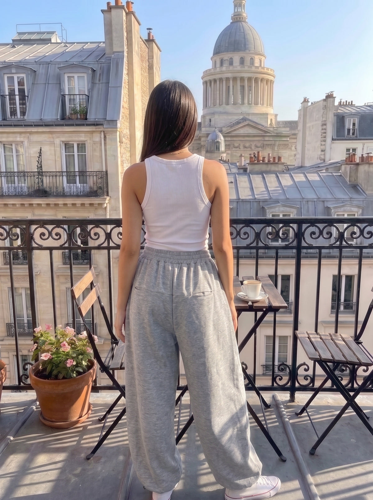 Détail des poches passepoilées arrière du jogging oversize femme