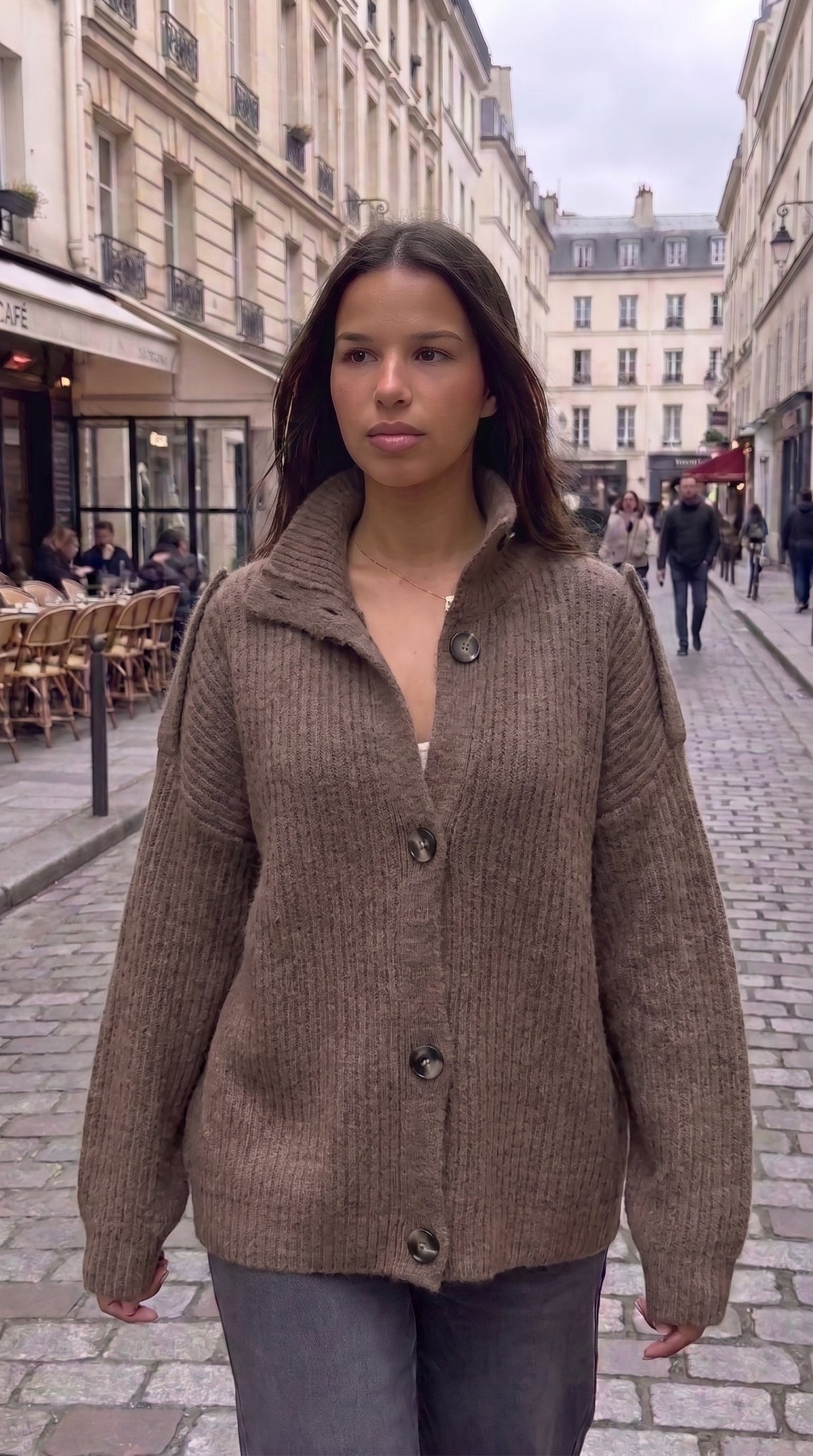 Détail de la maille côtelée du gilet oversize femme