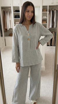 Ensemble Rayé Femme Oversize Bleu – Haut Boutonné & Pantalon Ample | INES CONCEPT STORE