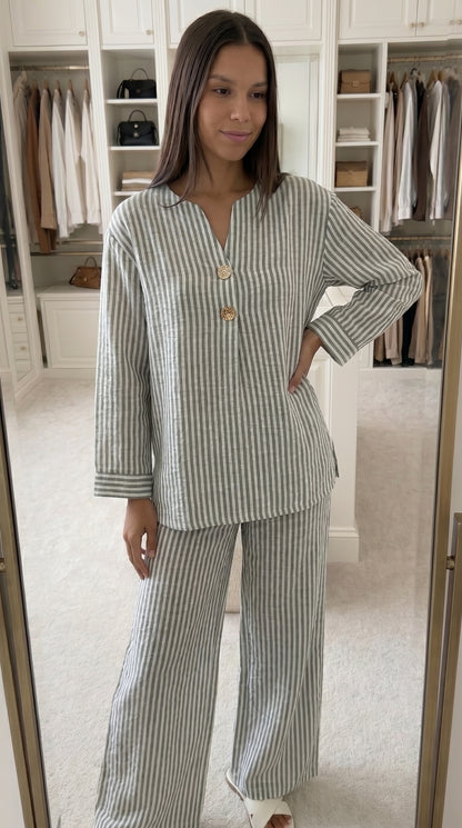 Ensemble rayé femme oversize bleu – vue de face haut boutonné et pantalon ample | INES CONCEPT STORE