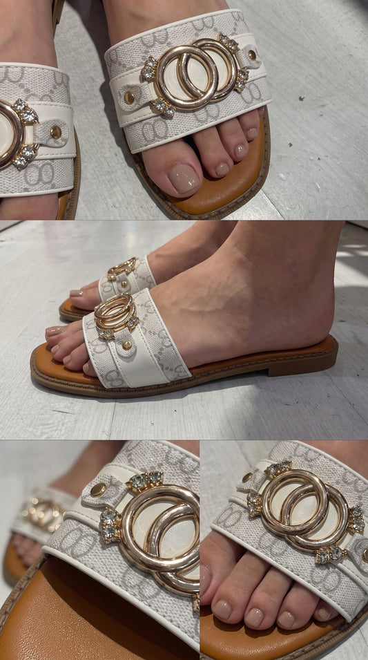 Mules femme double anneau doré – gros plan porté